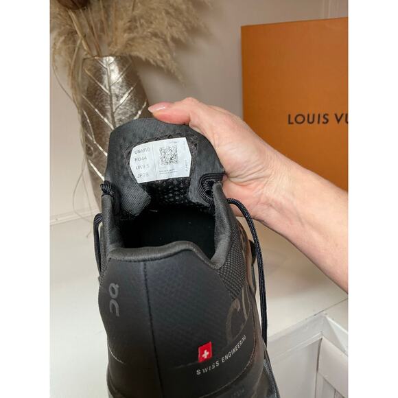 On Cloud Mens sz 10 - Picture 5 of 6